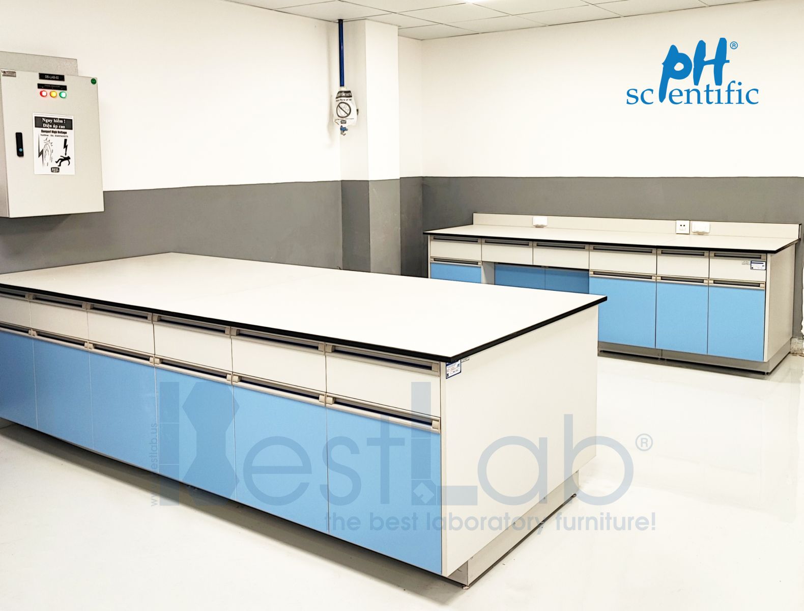 Bàn thí nghiệm trung tâm và bàn thí nghiệm áp tường.