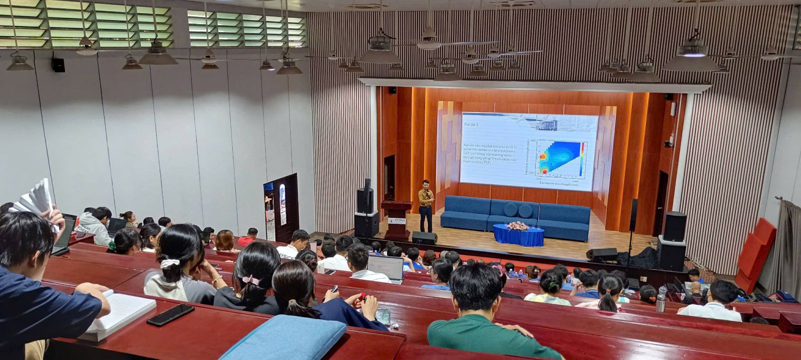 su-kien-truong-dh-khtn-3