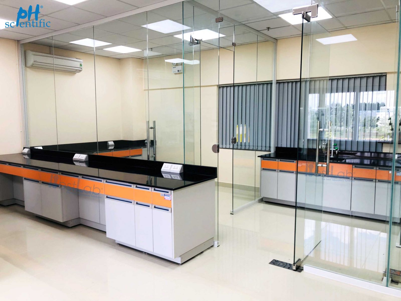 Hệ thống bàn thí nghiệm áp tường được thiết kế hiện đại.