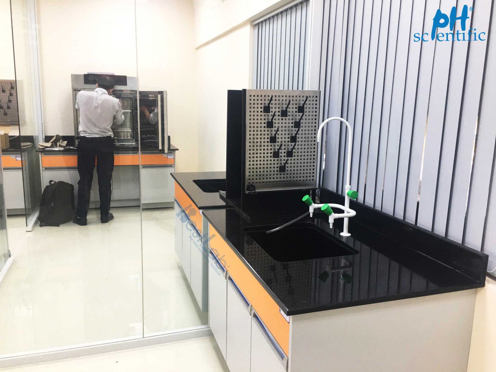 Bàn phòng thí nghiệm áp tượng kèm bồn rửa, vòi rửa.