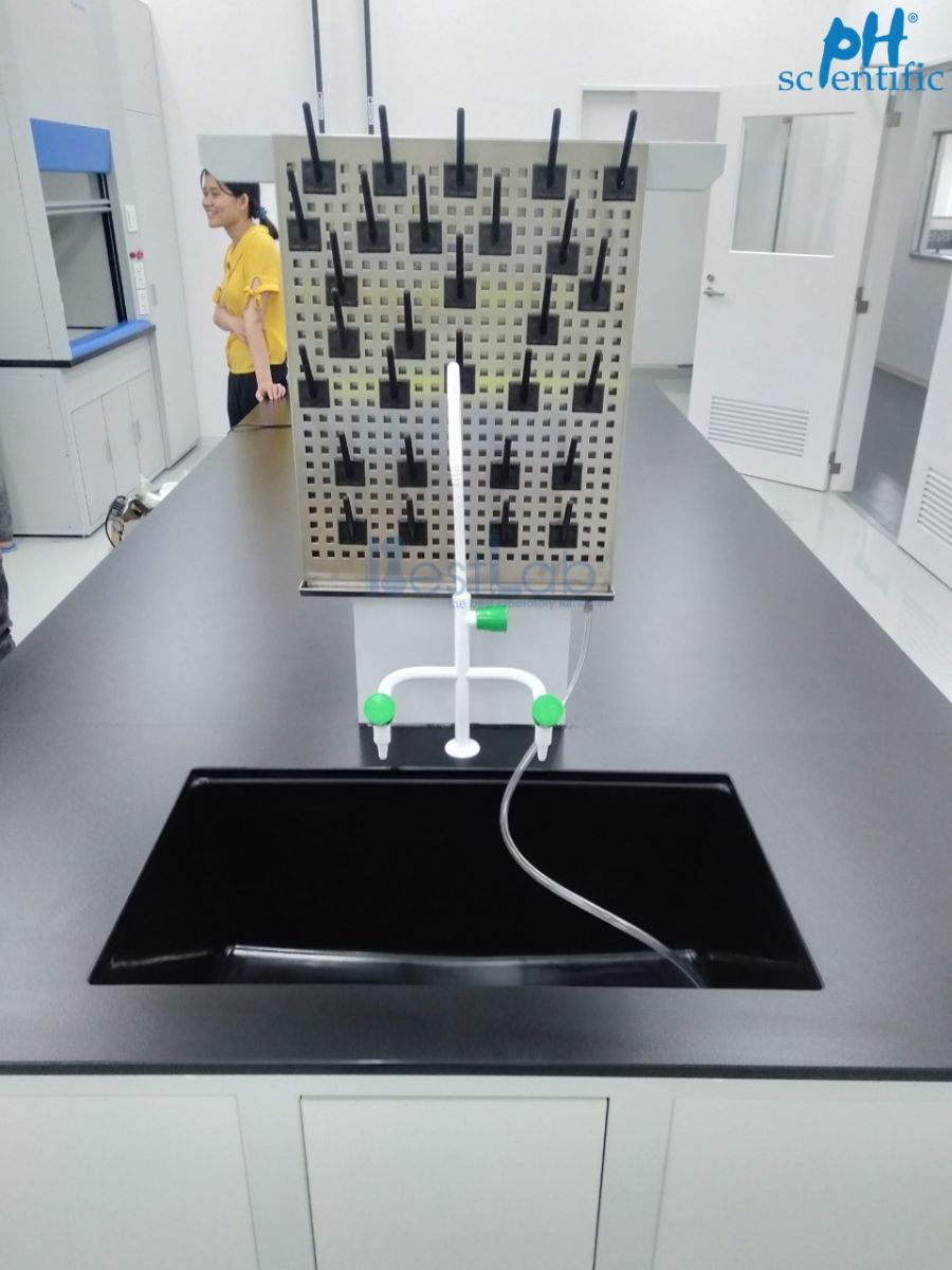 ban-thi-nghiem-trung-tam-co-bon-rua