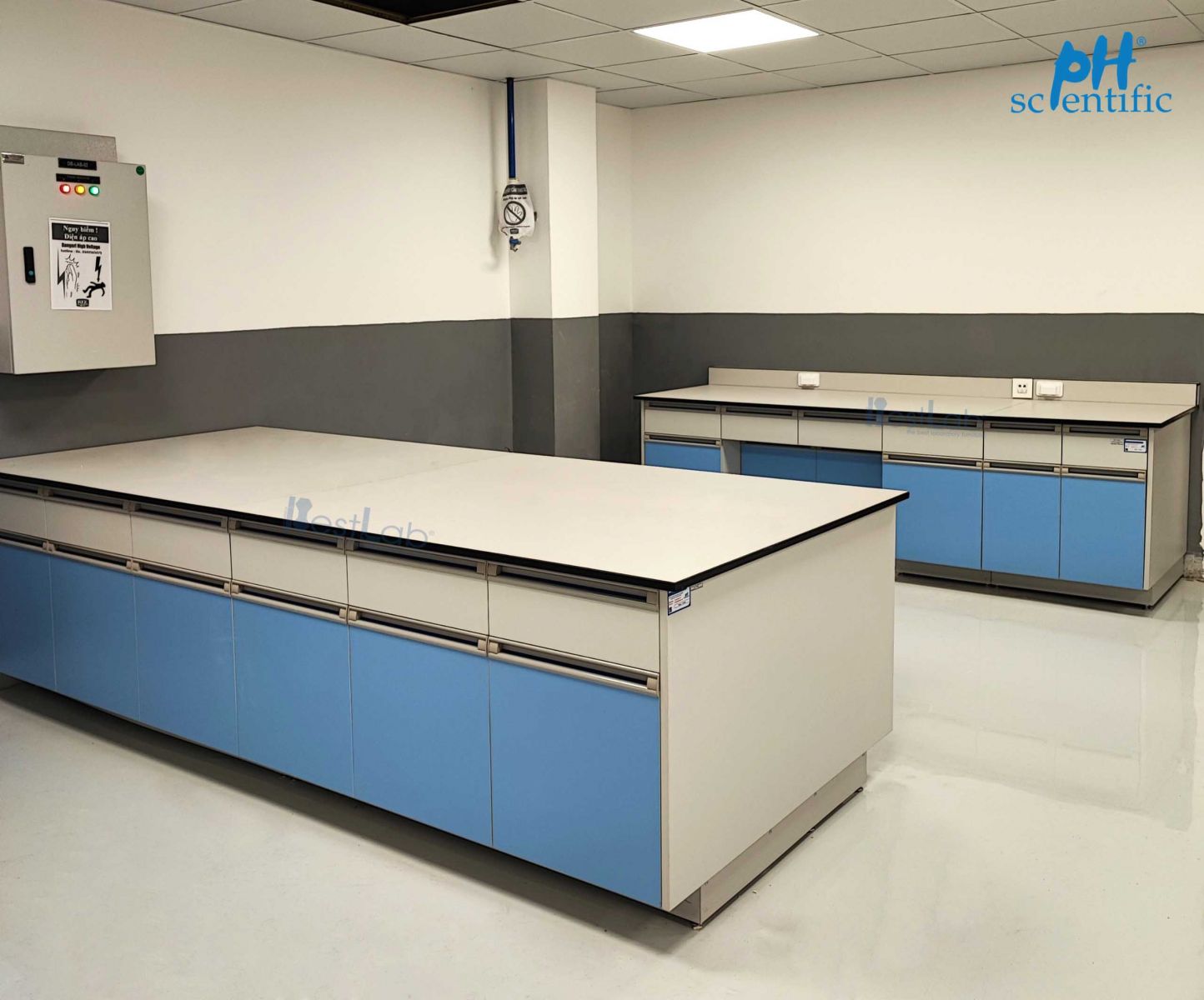 ban-thi-nghiem-trung-tam