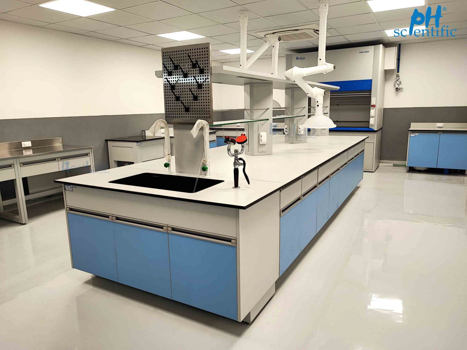 Bàn thí nghiệm trung tâm có kệ đựng hóa chất, bồn rửa và vòi rửa mắt khẩn cấp