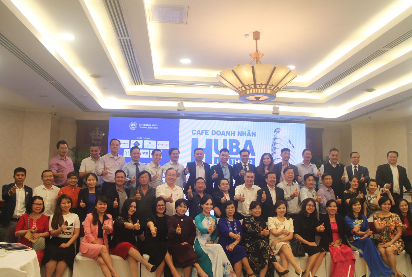 Chup-hinh-luu-niem-tai-Cafe-doanh-nhan-HUBA