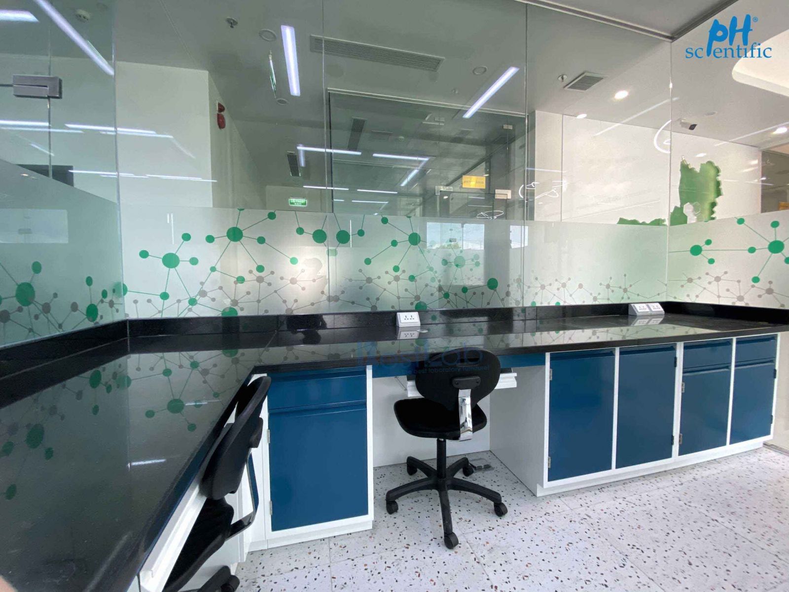 ban-thi-nghiem-mat-da-tai-phong-lab-cong-ty