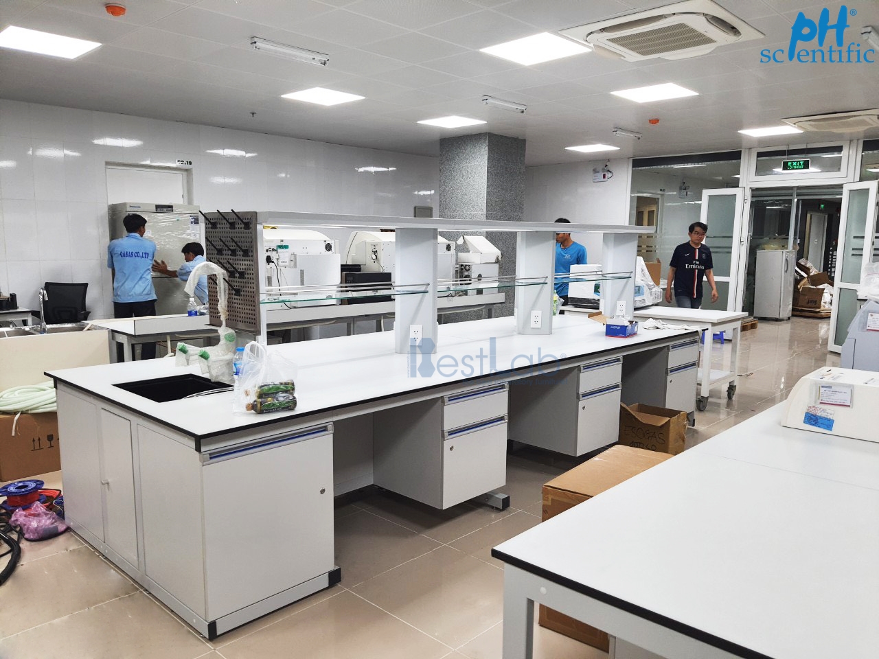 ban-thi-nghiem-trung-tam