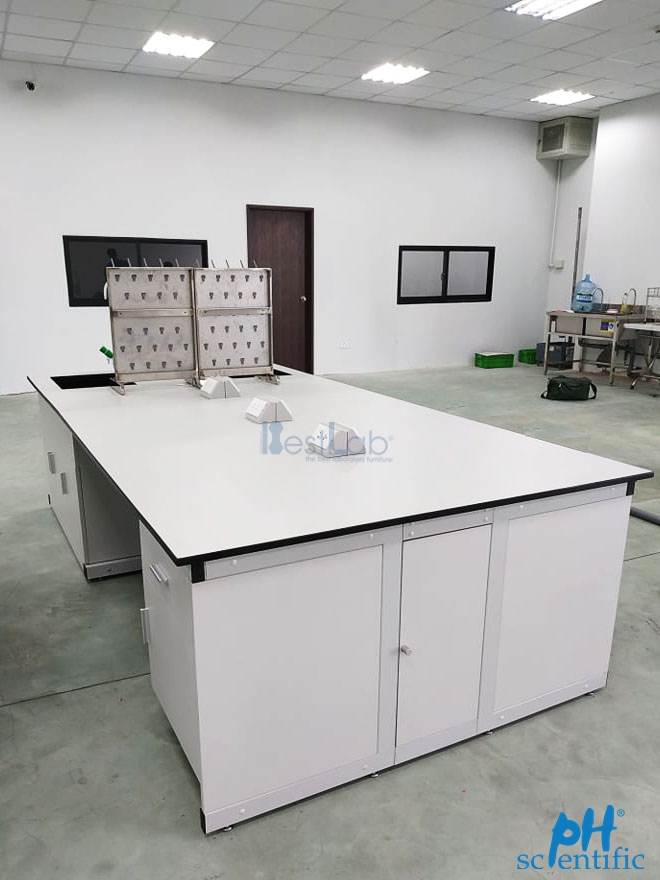 ban-trong-phong-thi-nghiem