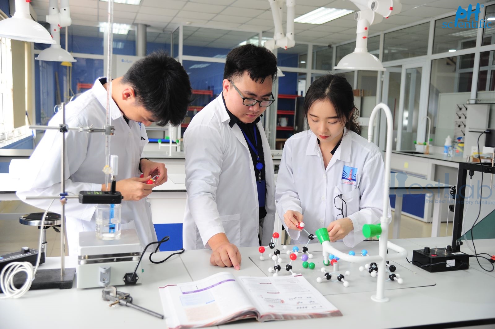 lap-dat-ban-ghe-phong-thi-nghiem-truong-hoc