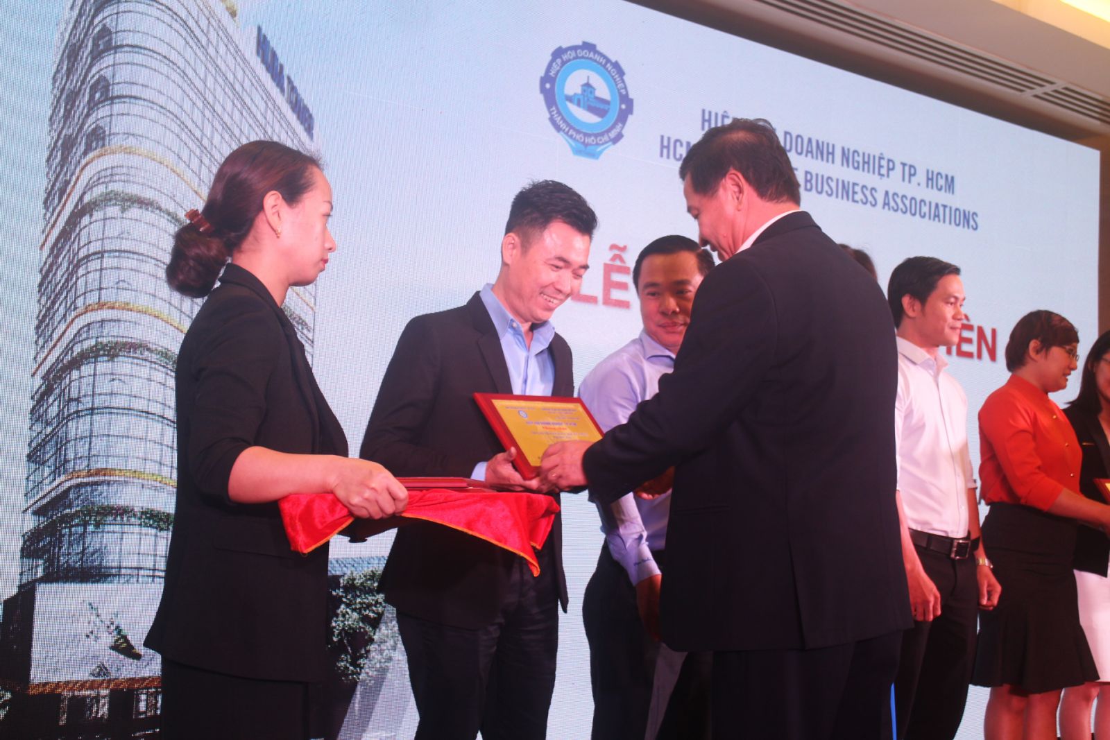 Phuong-Hai-nhan-bang-chung-nhan-hoi-vien-hiep-hoi-doanh-nghiep-TP.HCM